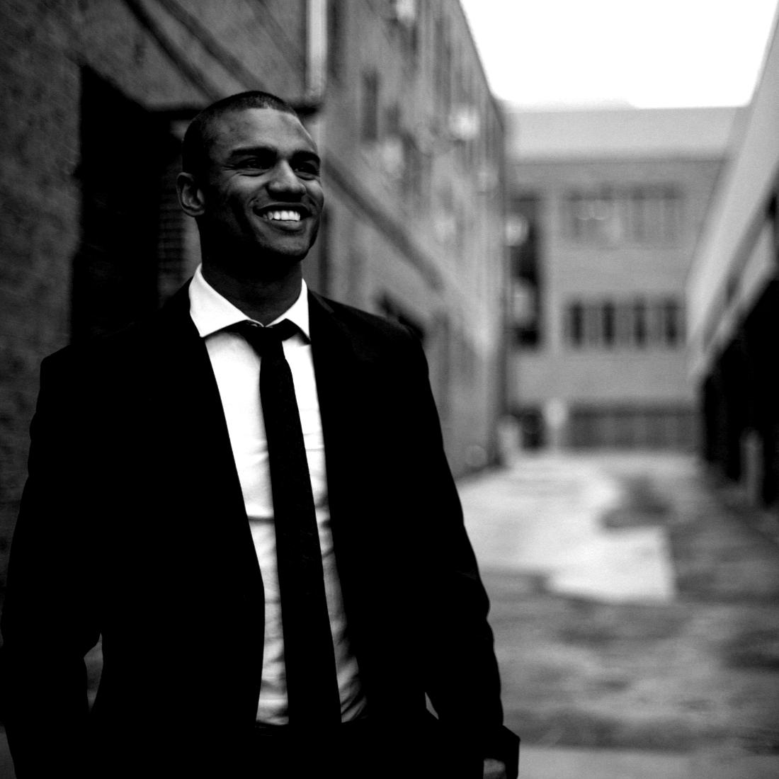 homme d'affaire marchant dans la rue