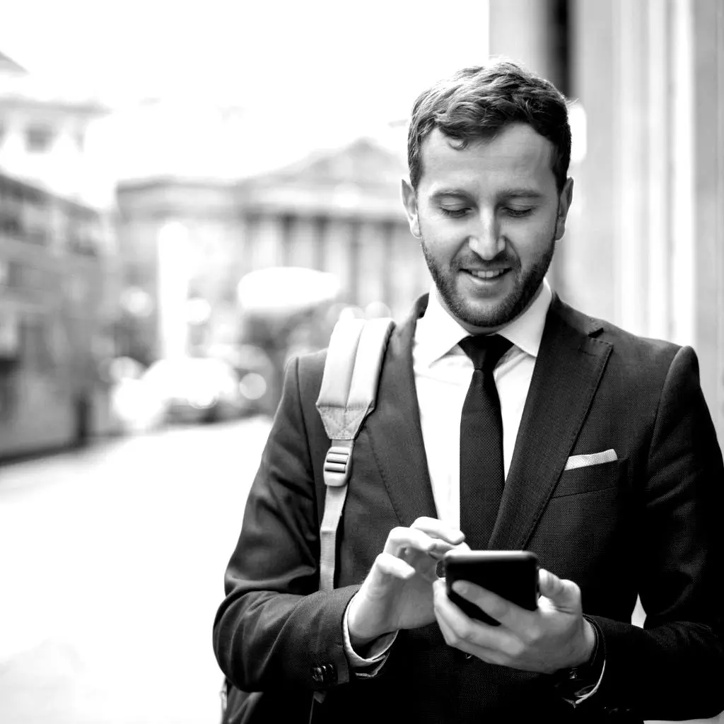 Geschäftsmann schreibt einen Text auf seinem Smartphone9
