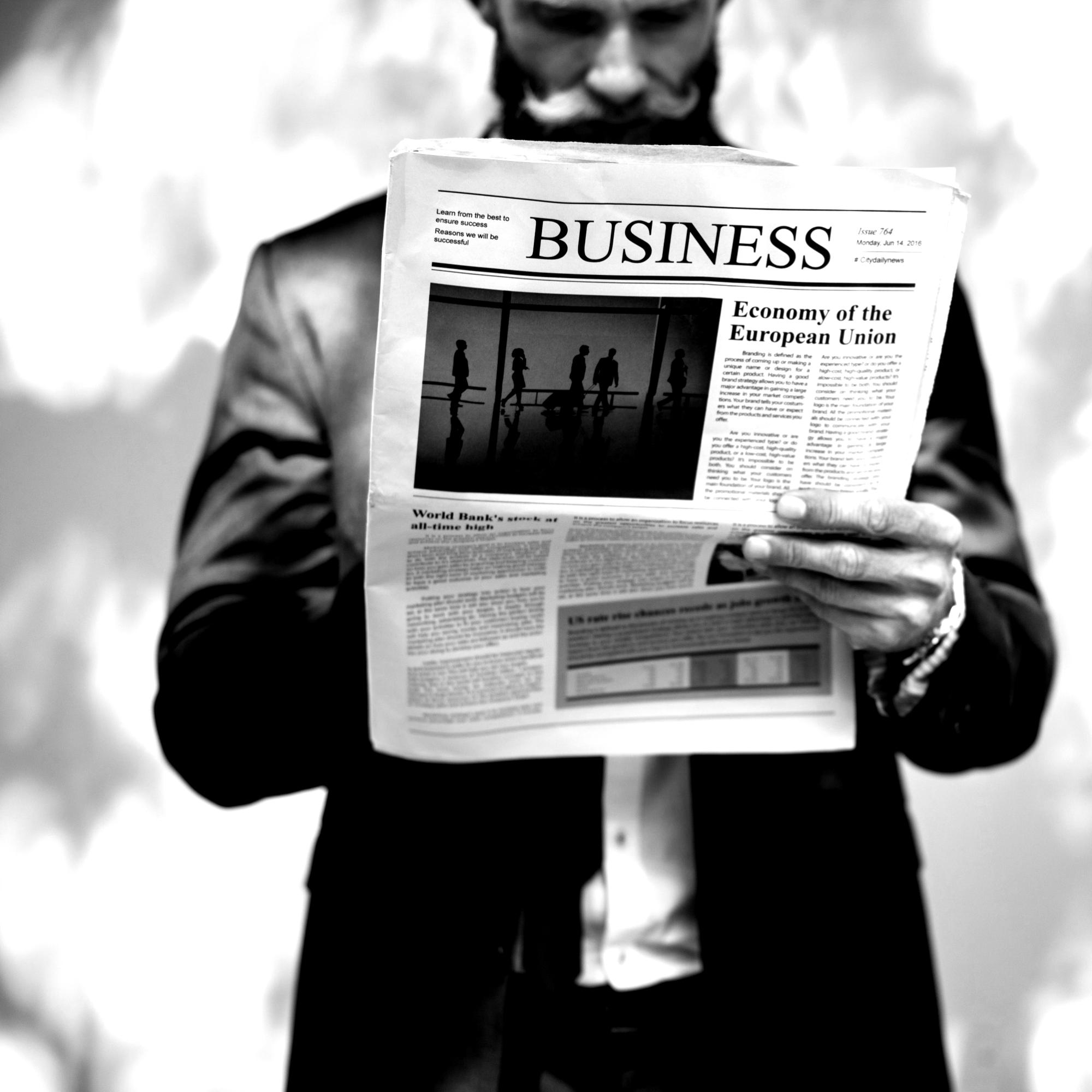 Homme d'affaire lisant un journal
