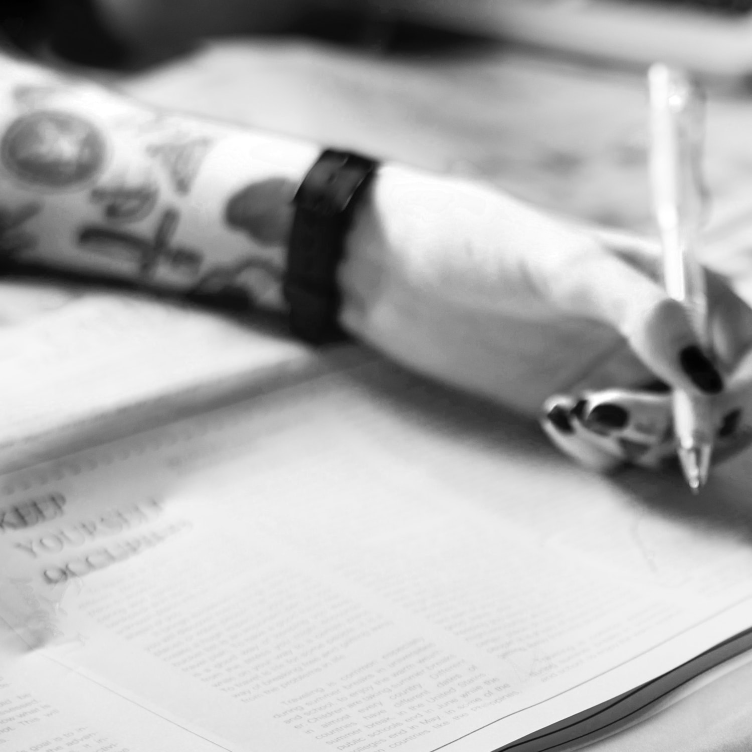 main écrivant sur un journal